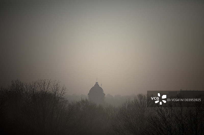 雾中远眺门罗县法院图片素材