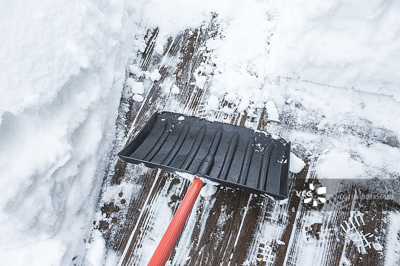 冬季暴风雪后深雪附近的雪铲图片素材
