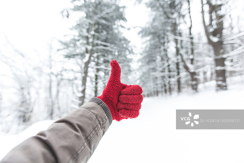 快乐的冬季竖起大拇指个人视角图片素材