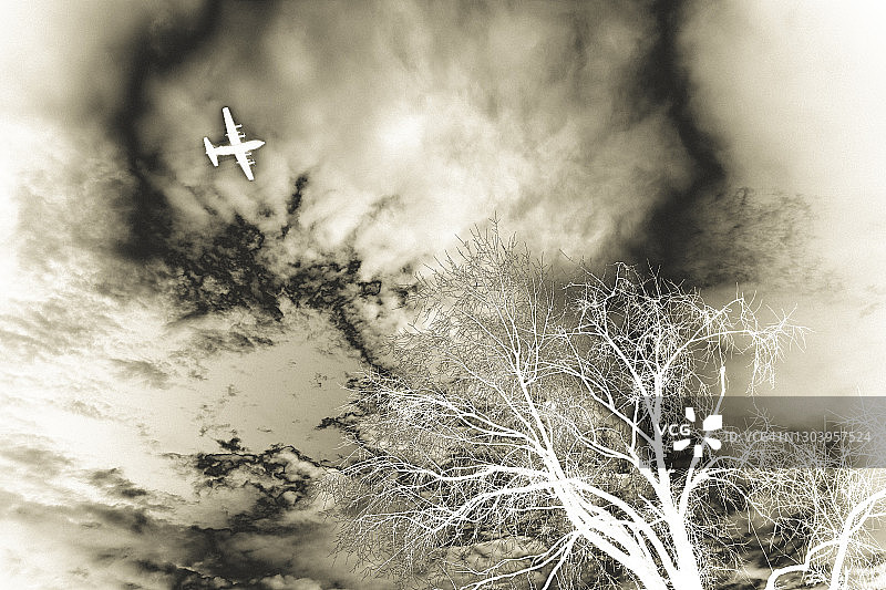 多云天气中飞机飞行的图像图片素材