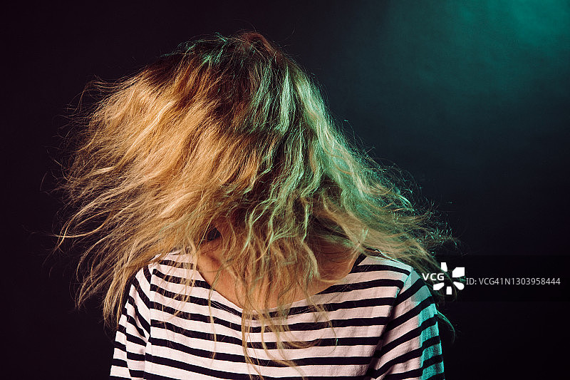 女人甩头秀发飞扬图片素材