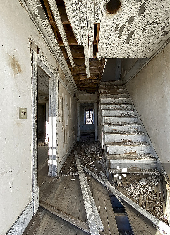 破旧的农舍内景图片素材