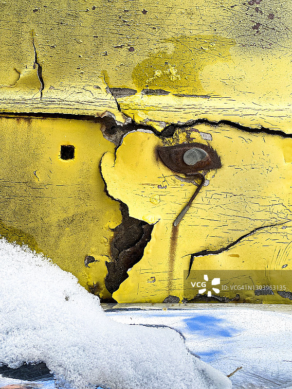 腐蚀的汽车后备箱和镀铬保险杠特写图片素材