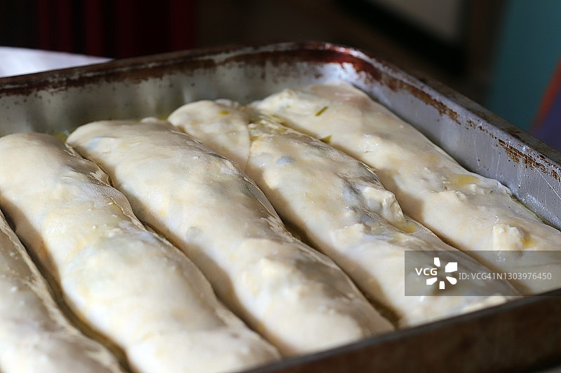 手工制作的巴尼察馅饼准备入烤箱图片素材