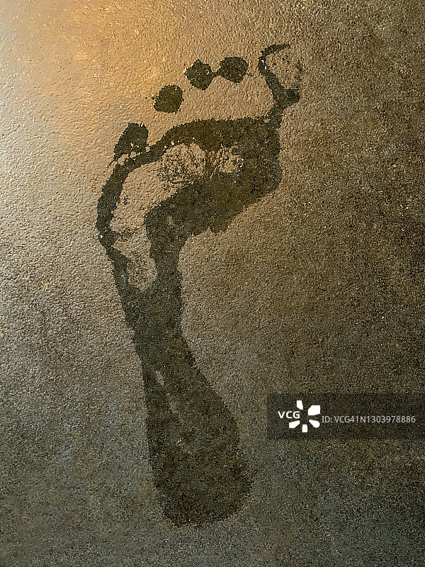 石地板上的湿脚印图片素材