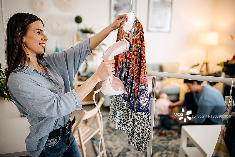 熨烫衣柜的女人图片素材