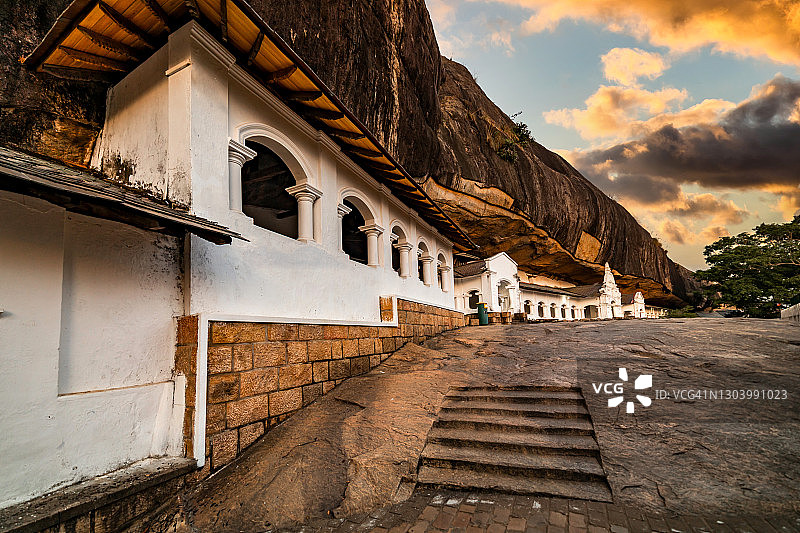 日落时分的丹布拉石窟寺，斯里兰卡图片素材