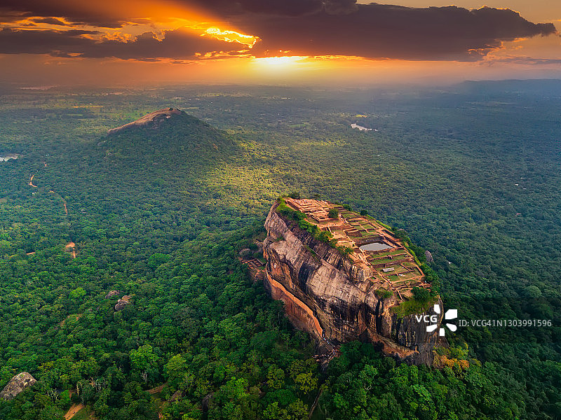 斯里兰卡锡吉里耶岩日落鸟瞰图图片素材