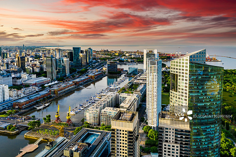 日落时分的布宜诺斯艾利斯马德罗港鸟瞰图，阿根廷图片素材