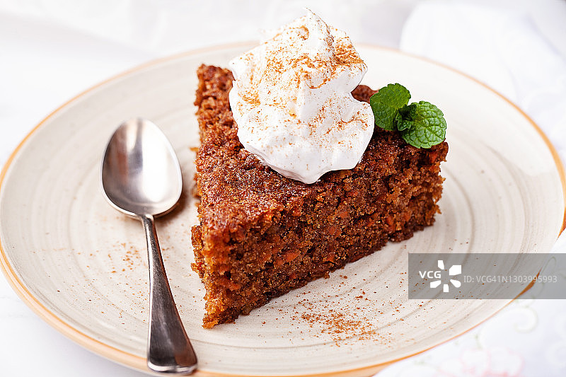 桌上的胡萝卜蛋糕切片图片素材