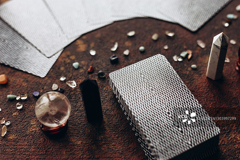 甲板和塔罗牌，附近摆放着宝石和球图片素材