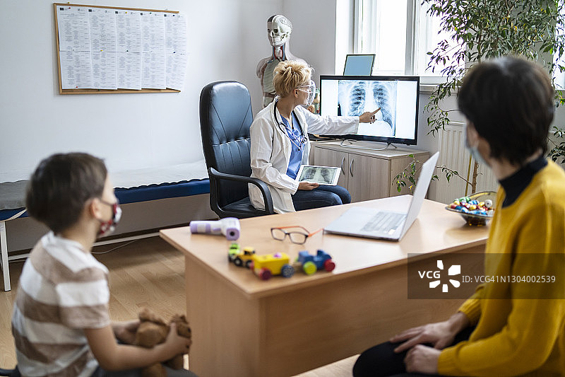 疫情期间拜访医生办公室图片素材