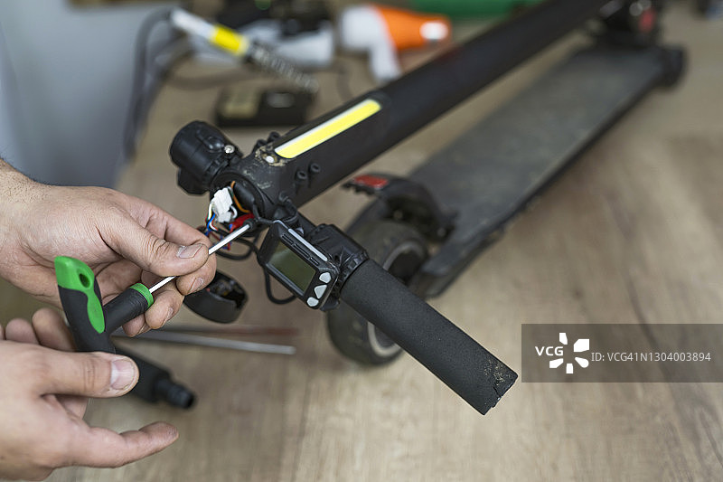 在专业车间修理电动滑板车图片素材