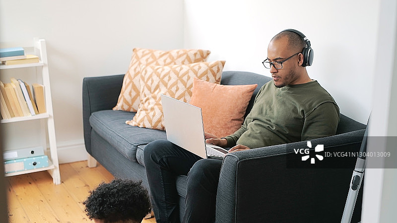 谁不想这样幸福地在家工作？图片素材