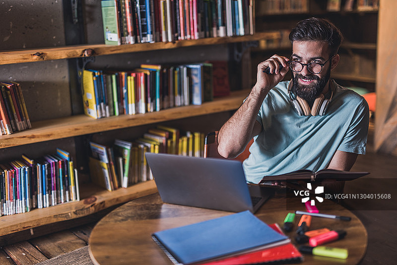 大学生做研究图片素材