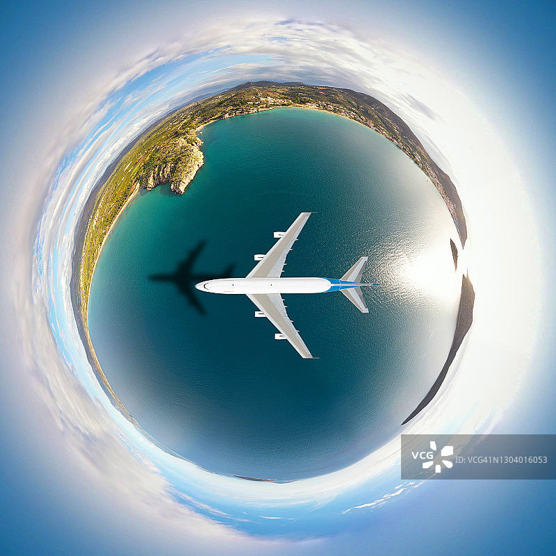 商用飞机飞越海洋的360度球形视图图片素材