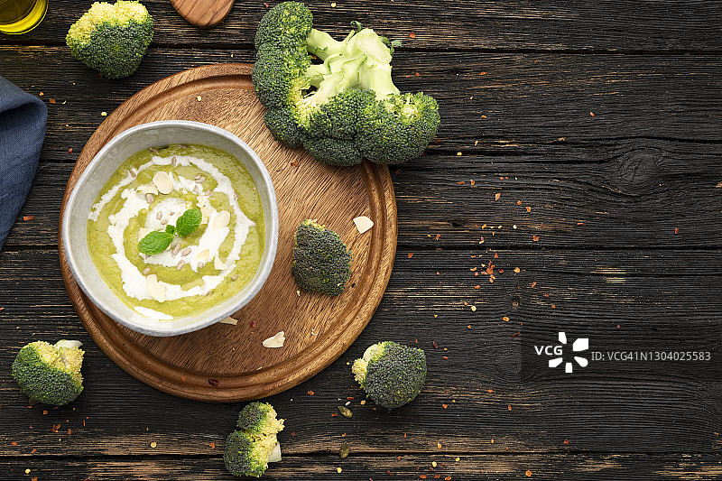 木质背景上的西兰花奶油汤图片素材