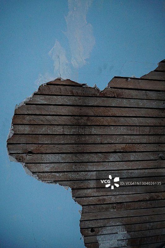 露出板条的破裂石膏墙图片素材