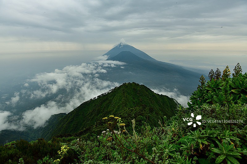 陡峭的绿色山坡和高高的山峰图片素材