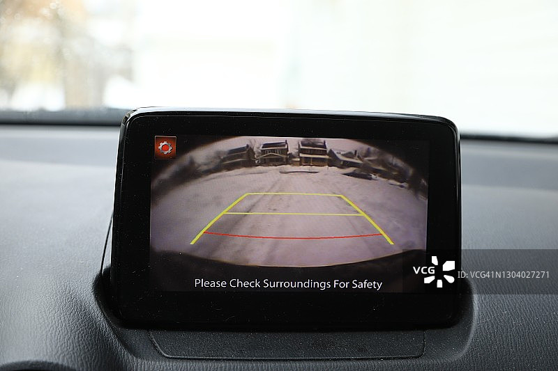 从车辆倒车摄像头看到的后方景象图片素材