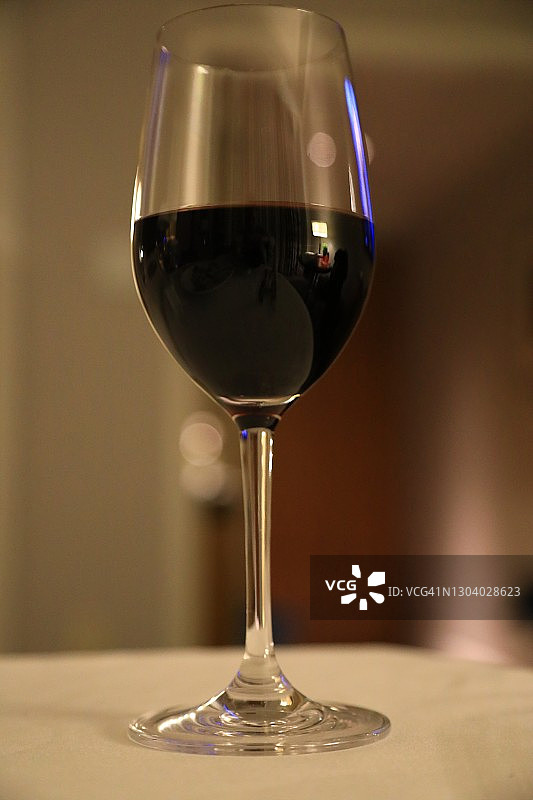 透明玻璃杯中的红酒饮品图片素材