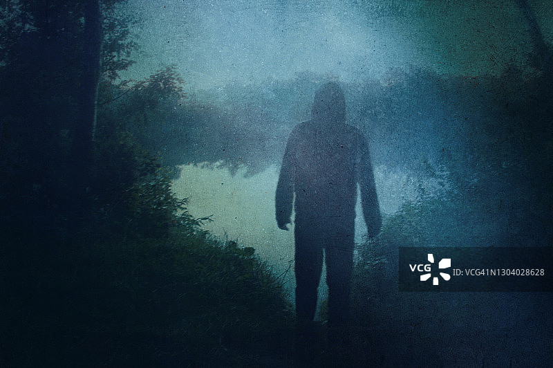 连帽人站在河边的恐怖概念图图片素材