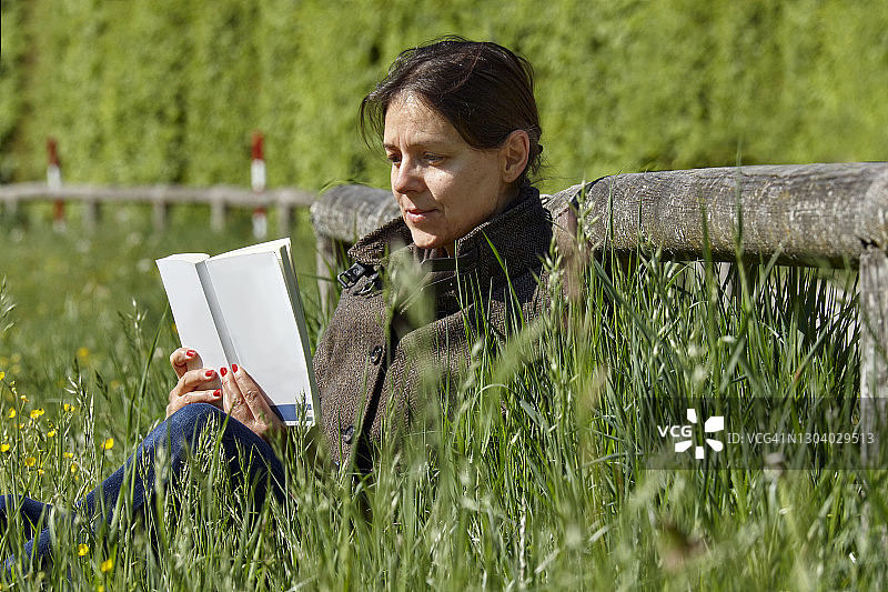 女人读图片素材