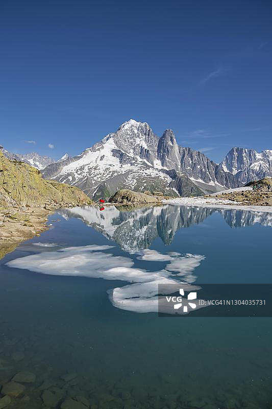 法国霞慕尼勃朗峰山区湖面倒影山脉全景图片素材