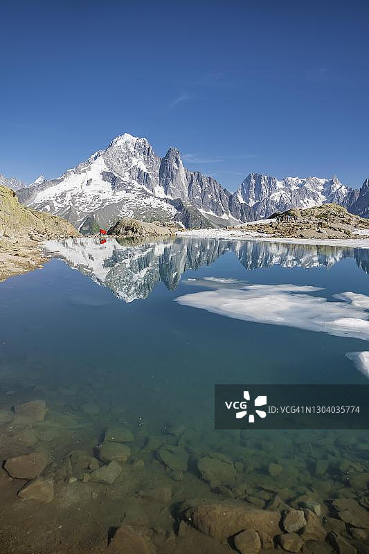 法国霞慕尼勃朗峰山区湖面倒影山脉全景图片素材
