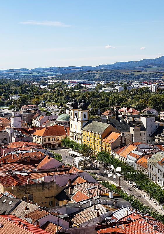 从特伦钦城堡眺望圣方济各·泽维尔的皮亚里斯特教堂，和平广场，特伦钦，斯洛伐克图片素材