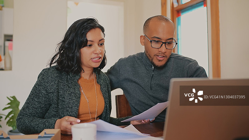 良好的理财习惯带来幸福的家庭图片素材