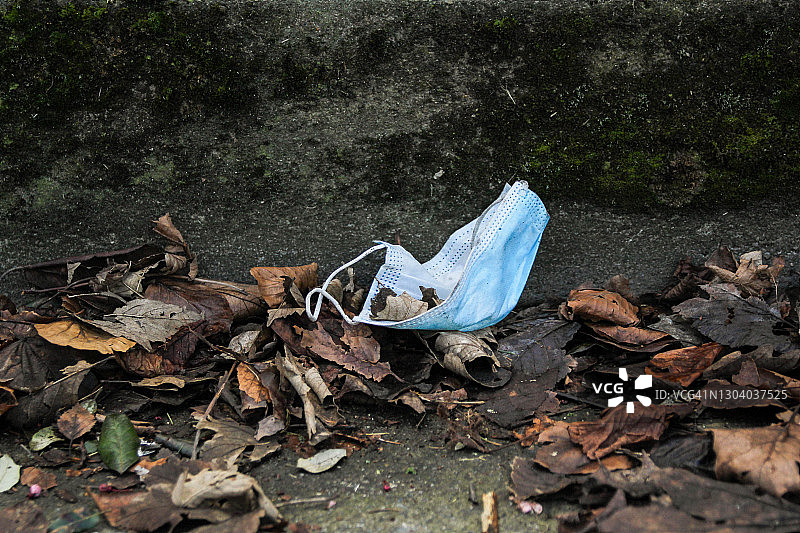 随意丢弃在地上的医用口罩图片素材