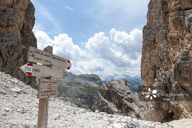 意大利多洛米蒂山区步道1号岩壁之间的徒步小径,法内斯,拉加祖奥,莱赫峰(2486米),多洛米蒂山脉,南蒂罗尔,阿尔托阿迪杰,特伦蒂诺-阿尔托阿迪杰图片素材