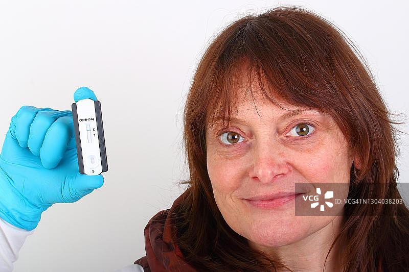 新冠PCR快速检测结果阴性女性图片素材