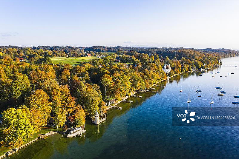 施塔恩贝格湖东岸,右侧是阿默兰城堡,靠近明辛,五湖区,航拍,德国巴伐利亚州上巴伐利亚地区图片素材
