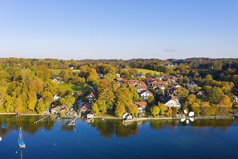 德国巴伐利亚州施塔恩贝格湖东岸阿默兰村庄鸟瞰图片素材