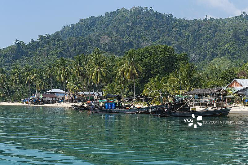 缅甸丹老群岛 Dome 岛白色沙滩上的莫肯海上吉普赛村庄图片素材