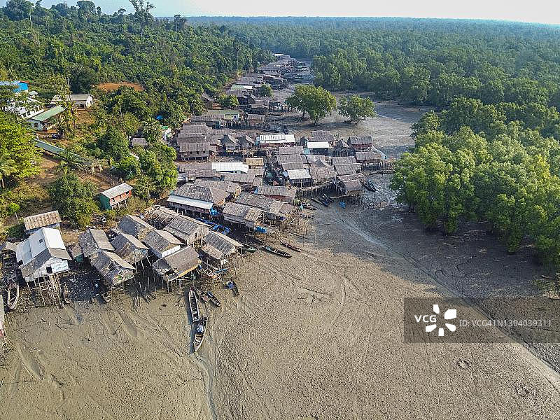 缅甸丹老群岛红树林高跷渔村航拍图片素材