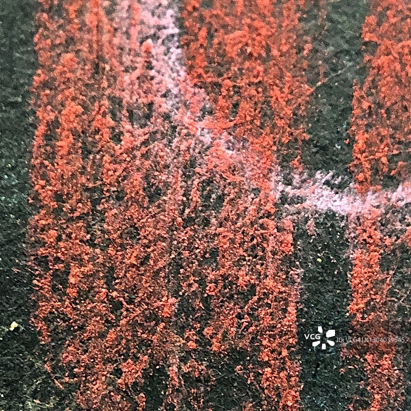 黑色背景上的红色和粉色纹理绘画特写图片素材