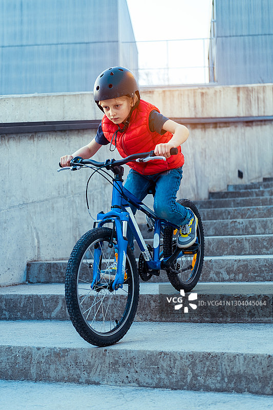 骑自行车的人图片素材