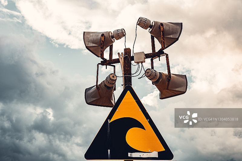 海啸预警标志与壮丽的天空图片素材