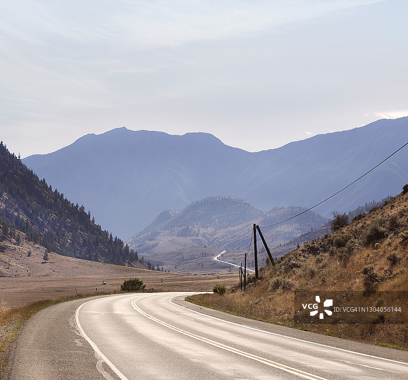 双车道公路图片素材