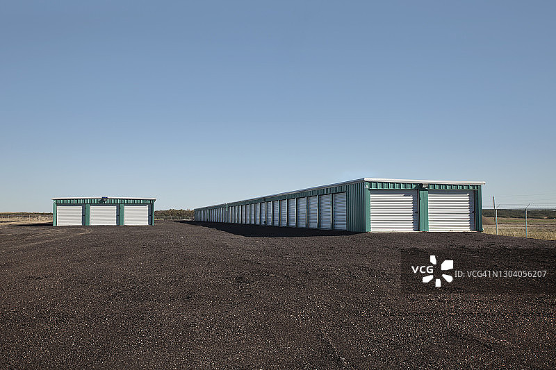 一排自助仓储单元图片素材