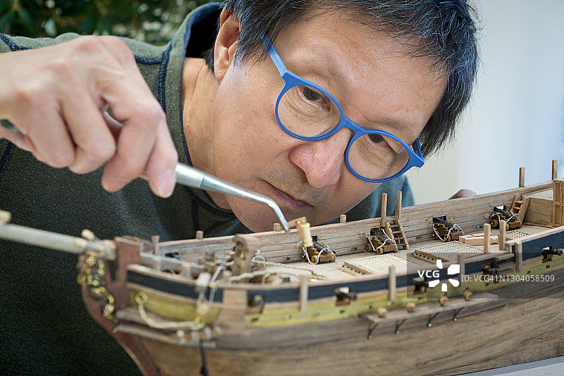 退休爱好休闲：制作木船模型套件图片素材