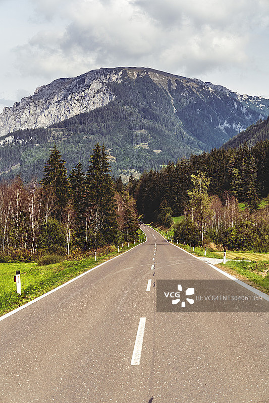 通往山脉的空旷道路图片素材