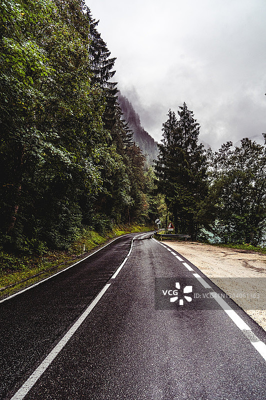 通往山脉的空旷道路图片素材