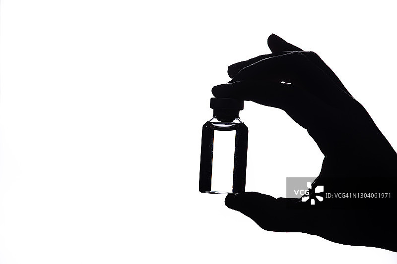 手持疫苗或药物试剂瓶图片素材