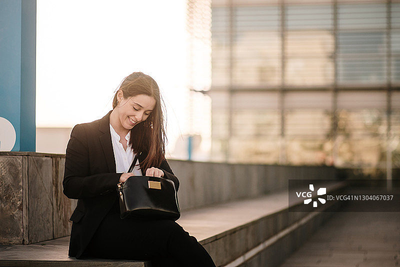 年轻女子在钱包里翻找图片素材