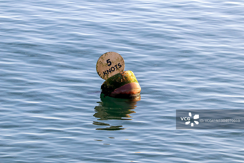带有5节航速警告标志的浮标图片素材