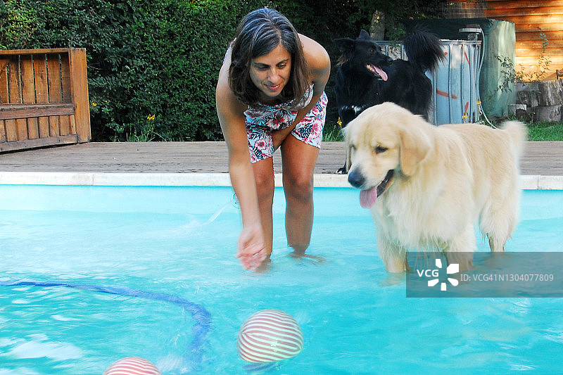 和她的狗在一起的女人图片素材